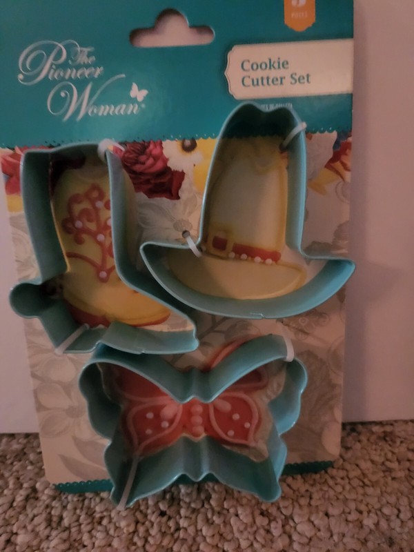 Brand New Pioneer Woman 3 Piece Cookie Cutter Set!