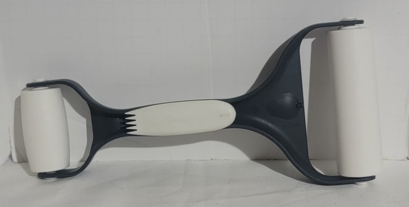 The Pampered Chef Baker’s Roller 1485 Rolling Pin Pizza Pie Cooking Baking