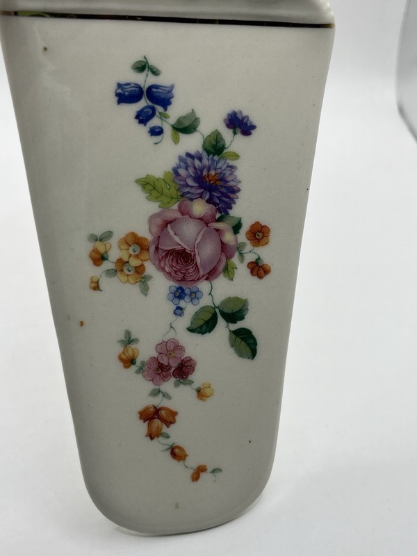 Ceramic/porcelain Cake Or Pie server with floral print and decorative handle. gallery