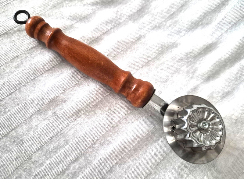 Vtg Wood Pie Crimper Pastry Edge Trimmer Cutter Wheel gallery