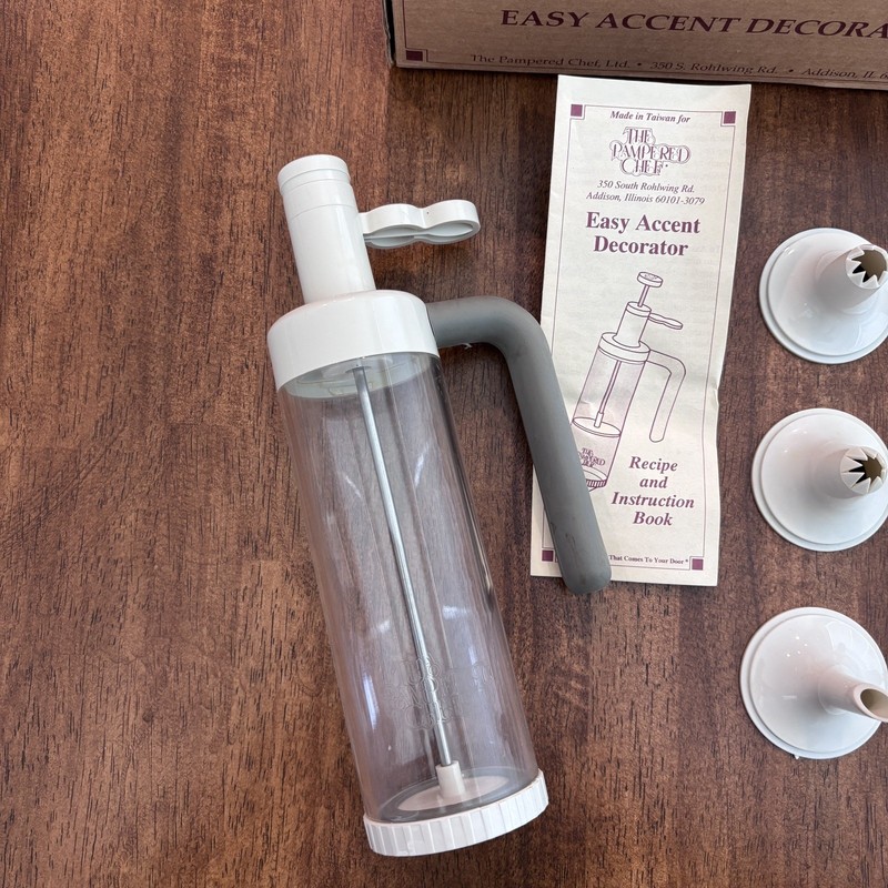 The Pampered Chef Easy Accent Decorator 1770 Set w 6 Tips & Recipe Book Cake gallery