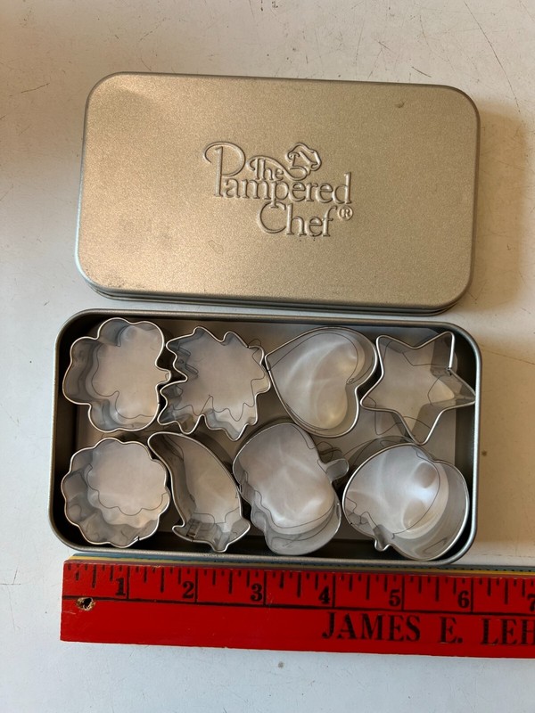 Pampered Chef Creative Cutters Set Mini Cookie Cutter Set of 8 Storage Tin 1095