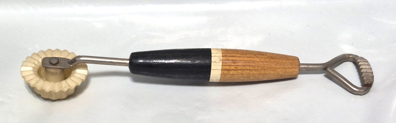 Vintage Cutter Round Roller Wheel Pie Pastry Dough Crimper Tool Wood Handle
