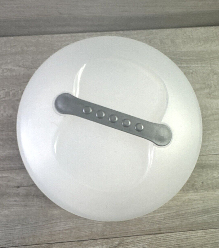 Sterilite Covered Cake Carrier Food Storage With Locking Lid ~ 13-1/2" Diameter gallery