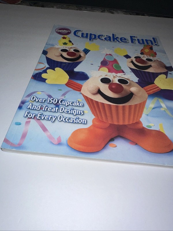 Wilton Cupcake Fun! 128 Page Cupcake Decorating Idea Book 2006 Cookbook Baking