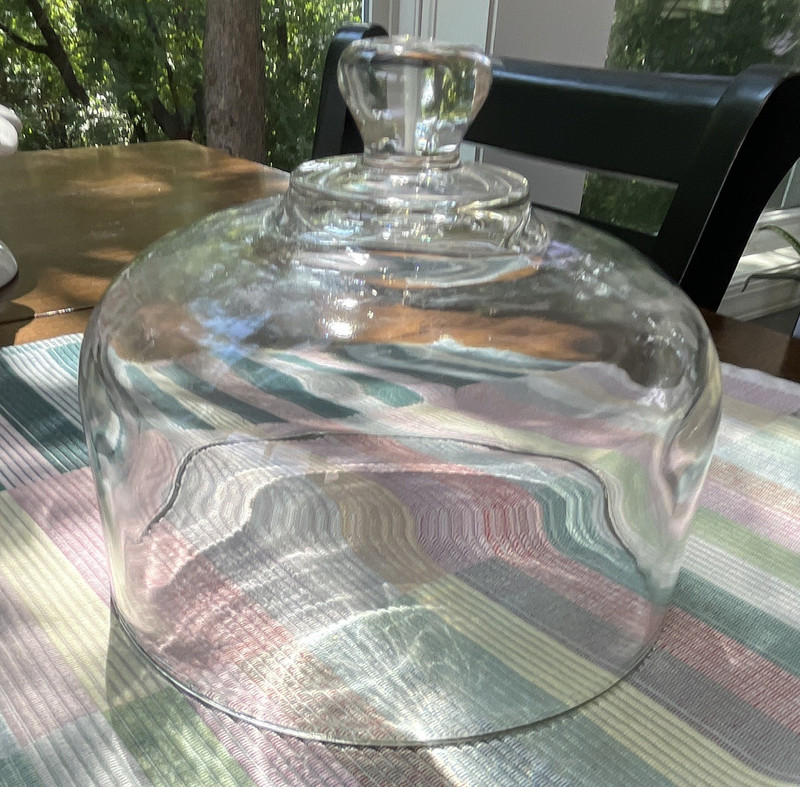 Clear Glass Round Cake Stand with Dome Lid, 1 Tier, 6 inches in diameter.