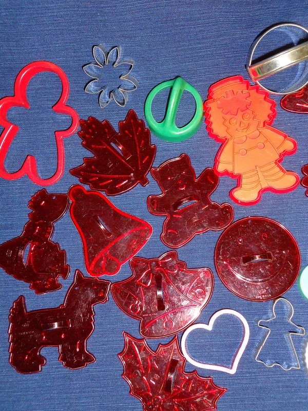 Mixed lot of 28 COOKIE CUTTERS Smiley Face, Scottie Dog, Raggedy Ann & More gallery