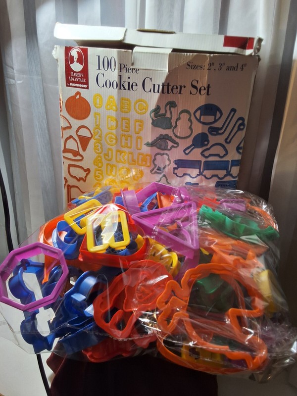 Baker’s Advantage 100 Piece Cookie Cutter Set Mixed Styles/2″, 3″, 4″ Sizes