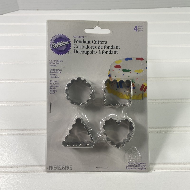 Wilton Cupcake Decorating Set And Wilton 4 Pc Fondant Cutters gallery