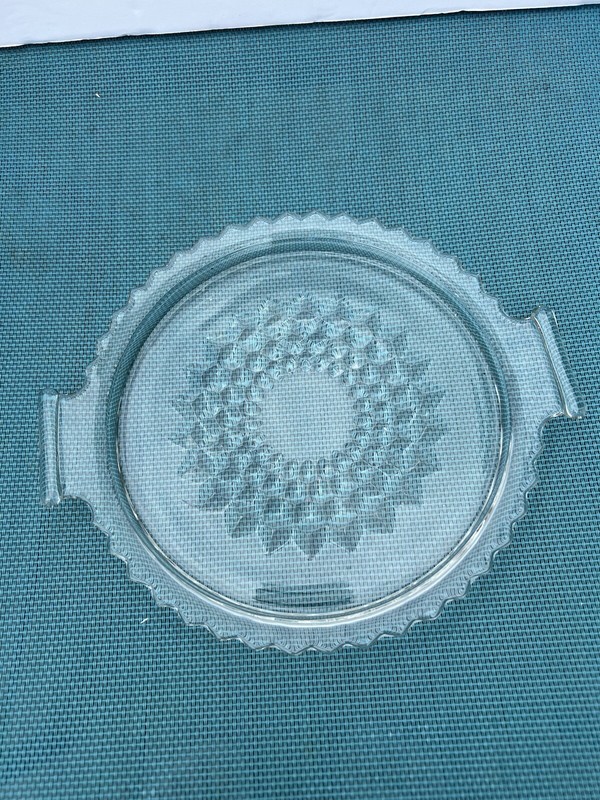 8.5 inch round crystal cake plate with handles ruffle edge design