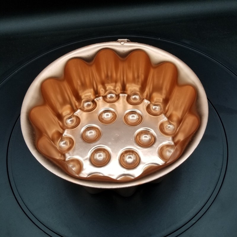 Copper Tone Aluminum Jello Mold Dessert Cake Pan, Wall Hang Vintage 6 3/4" gallery