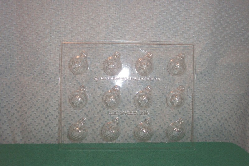 PLASTIC CHOCOLATE CHRISTMAS BALL ORNAMENTS CANDY MOLD I.L.A. # 249 (c) 1983