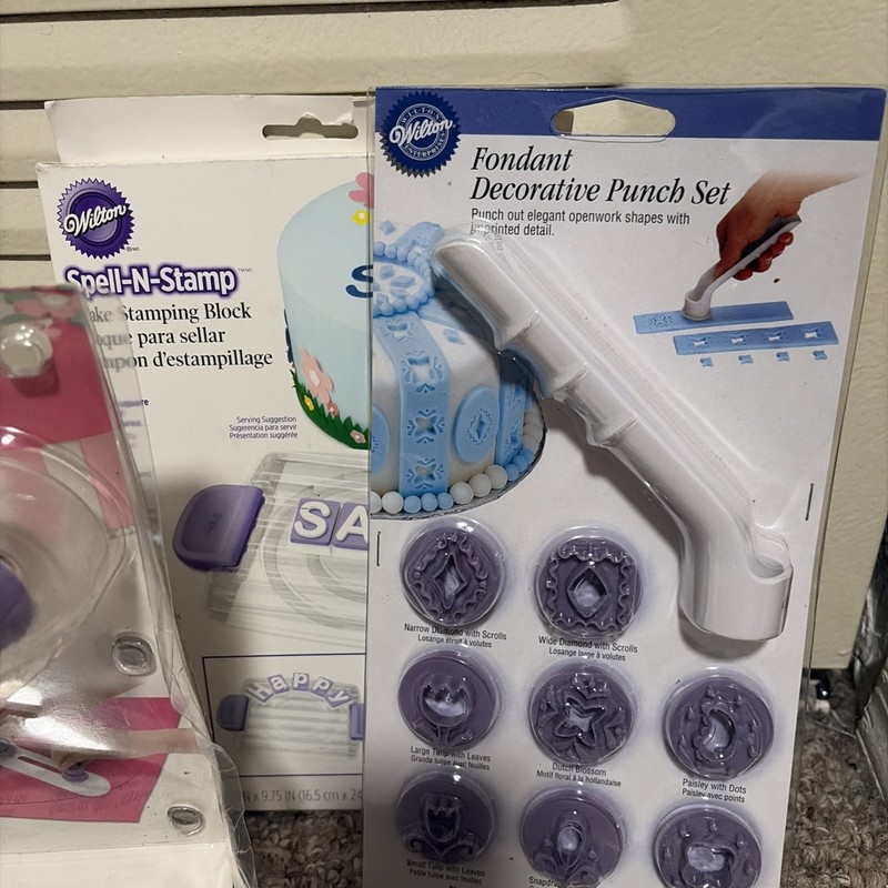 Wilton Baking Accessories Lot/Books Gift Set gallery