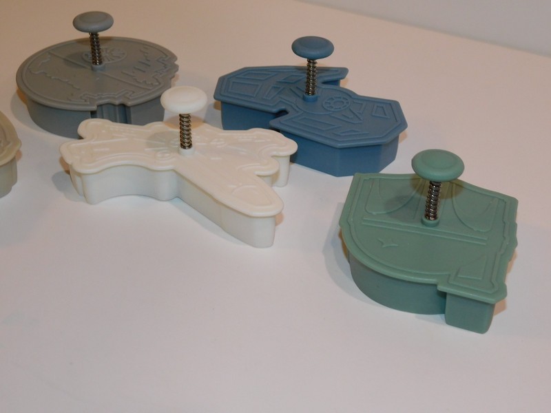 Williams Sonoma Star Wars Cookie Cutters Press & Stamp Set 5 with Plunger - NICE gallery