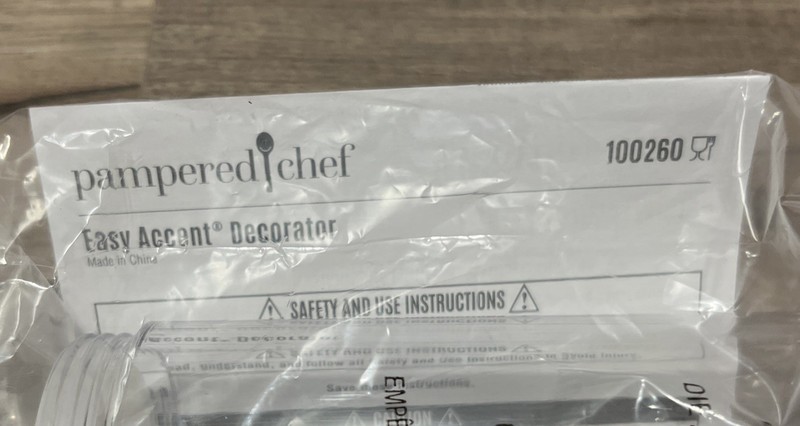 Pampered Chef Easy Accent Decorator #100260 Cake Icing Frosting Kit - 6 Tips gallery