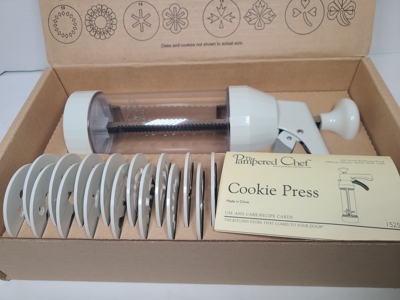 Pampered Chef Cookie Press 1525 All 16 Discs in Original Box w Recipe Book gallery