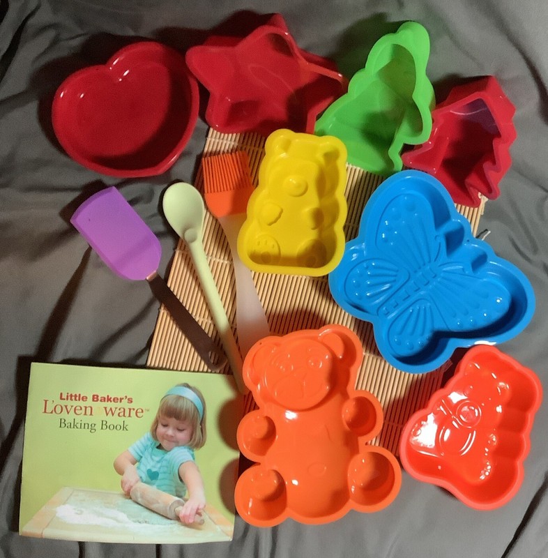 Kids Silicone Baking Set With Little Bakers Baking Book Very Clean!