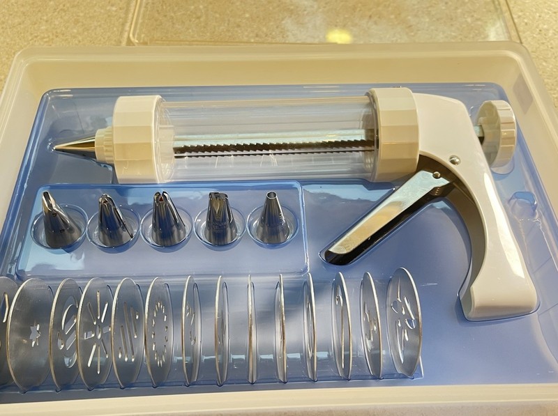 H406~ Kuhn Rikon CLEAR COOKIE PRESS w/ 6 Decorating Tips and 14 Discs Original