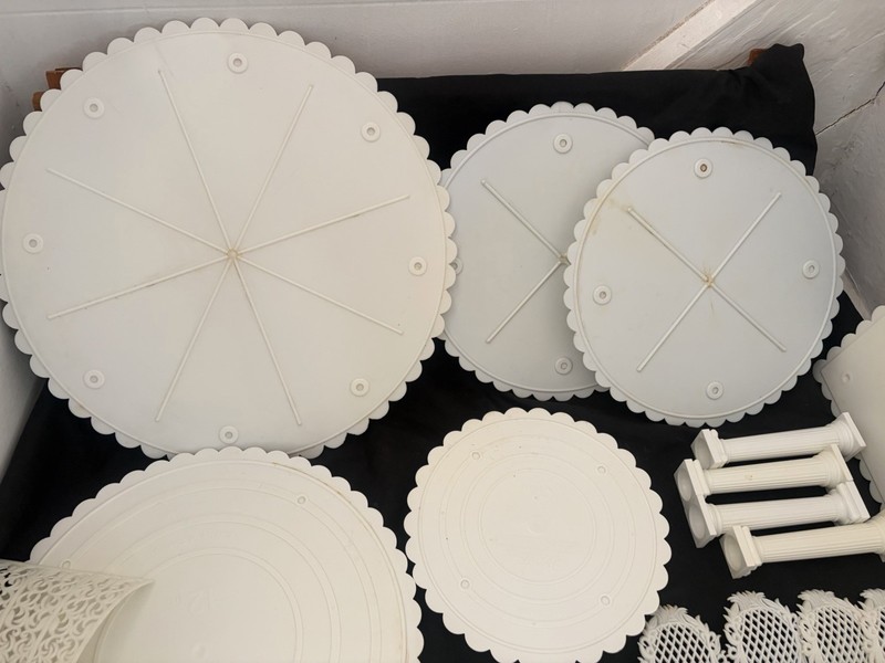 Lot of WILTON Tier Cake: 5 Circles, 3 Squares, 19 Pillars, 30 Separators +++ gallery