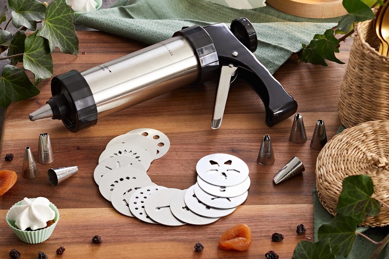 Professional Icing Set for Cake Decorating - 12 Tips, Pastry Bags & Tools gallery