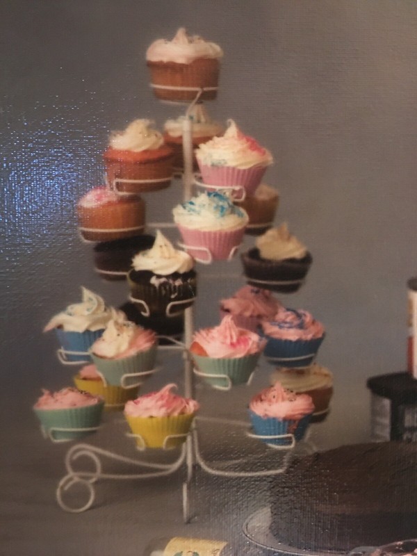 Williams Sonoma Cupcake Display Stand, Tree Shaped, White Wire, 22 Cupcakes gallery