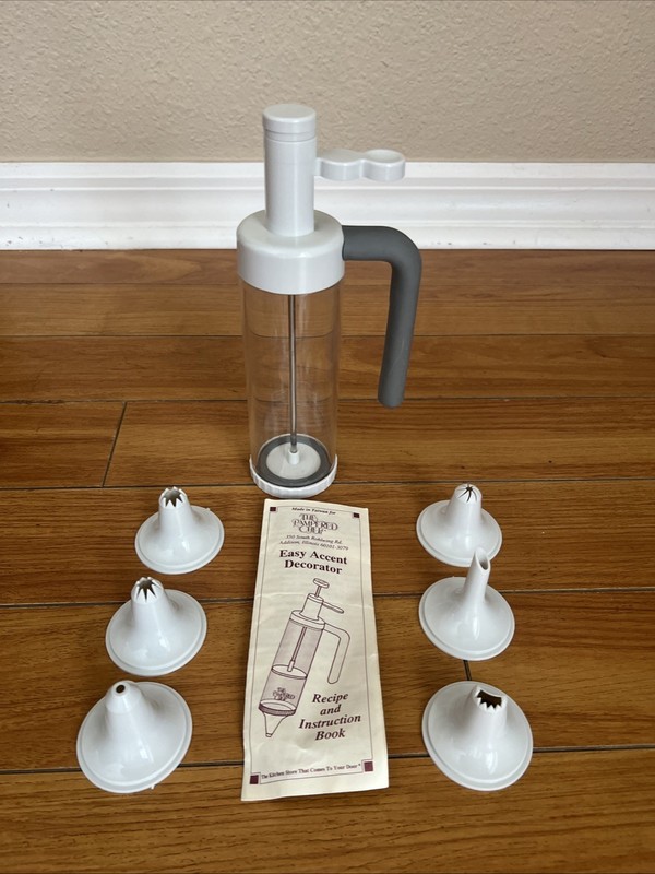 Vtg Pampered Chef Easy Accent Decorator With 5 Tips #1770-5/96 Book