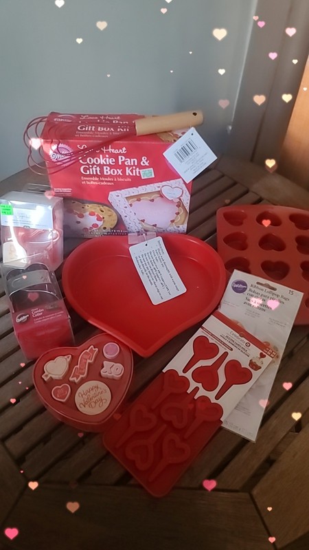 20 pc. Wilton Love Heart Cookie Pan Kit Valentine's Day Cookie Cutters & Molds