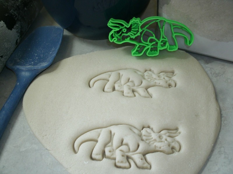 TRICERATOPS DINOSAUR JURASSIC LARGE FRILL THREE HORNED COOKIE CUTTER USA PR2399 gallery