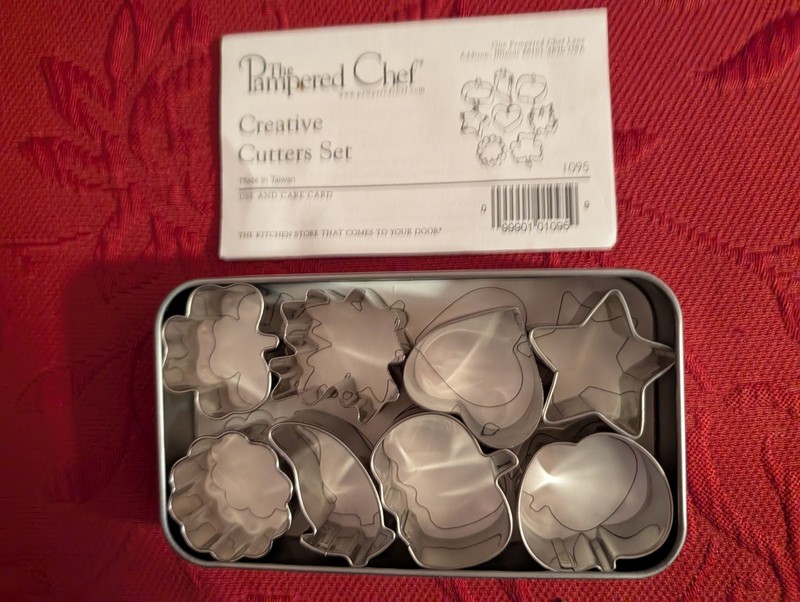 PAMPERED CHEF CREATIVE CUTTERS SET MINIATURE CUTTERS IN TIN