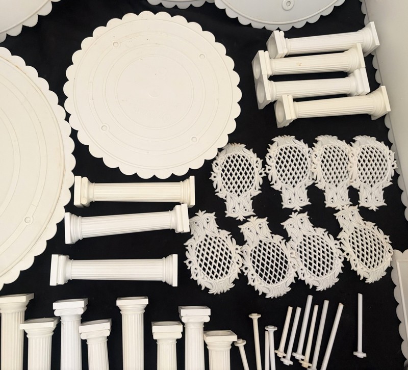 Lot of WILTON Tier Cake: 5 Circles, 3 Squares, 19 Pillars, 30 Separators +++ gallery