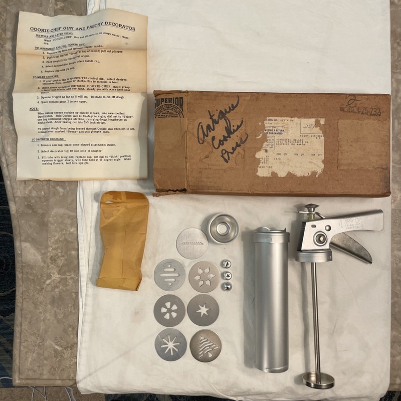 13 Lot Vintage Cookie Chef Trig-A-Matic Pastry Gun 7 Discs 3 Icing Tips Recipe