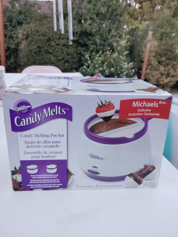 Wilton Candy Melts Chocolate and Caramel Melting Pot, 2.5 Cups Purple/White