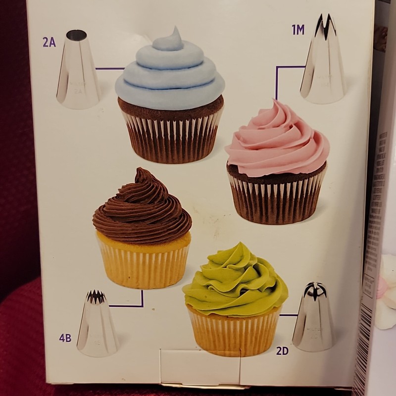 Lot CAKE CUPCAKE DECORATING 8 TIPS 20 BAGS Tray Carriers WILTON Baking Icing NOS gallery