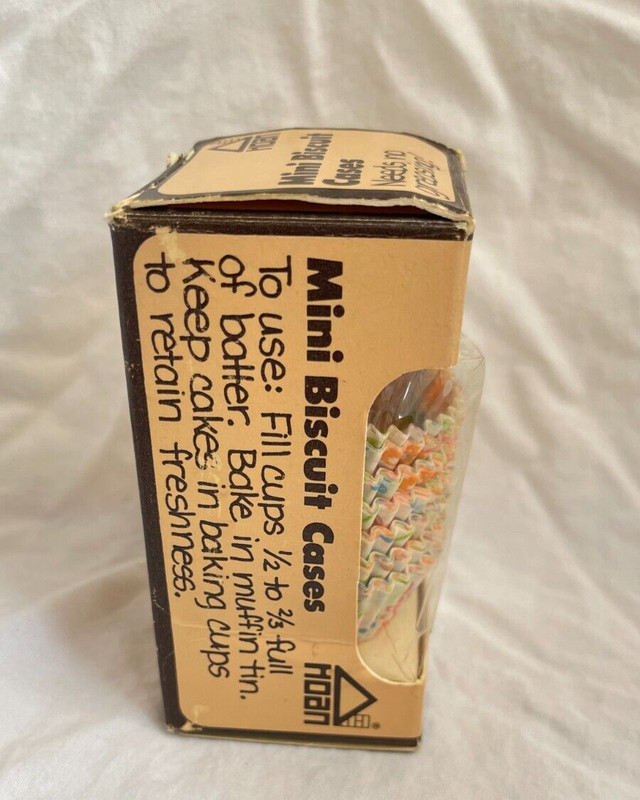 Vintage Hoan Flower Pattern Cases Mini Biscuit Cases Cupcake Liners 1981 OPEN gallery