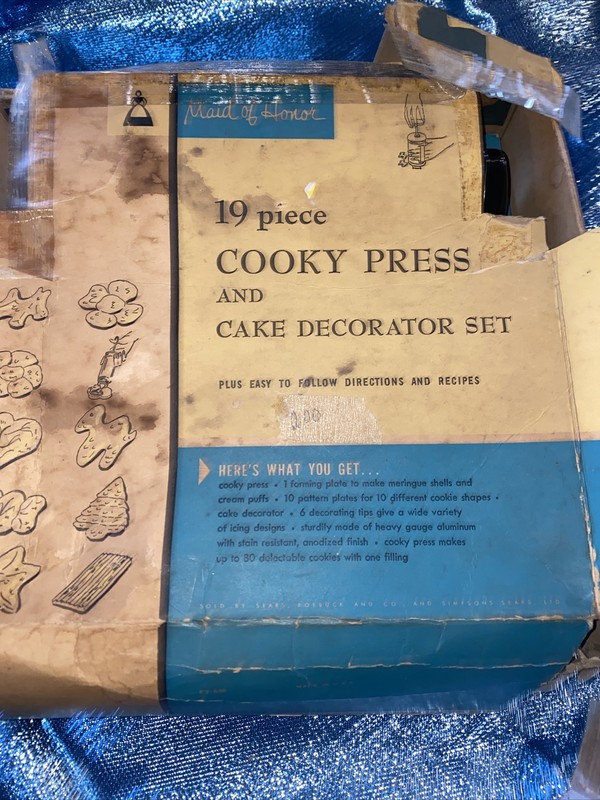 Vintage Maid of Honor 19 piece cooky press and cake decorator set Only 16 Pieces