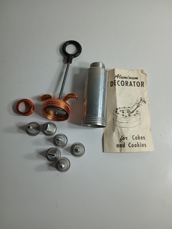 Vintage Aluminum MIRRO Cake Cookie Decorator Kit with 6 Tips & Instructions