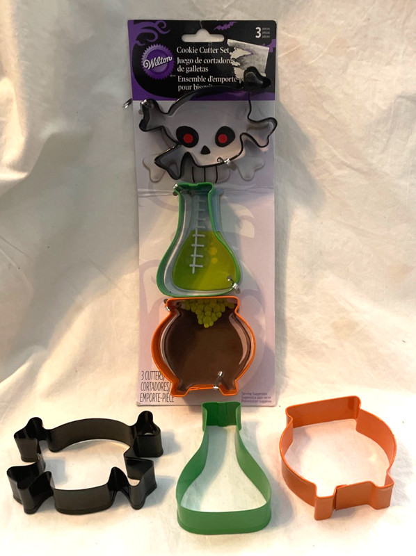 Lot of 6 Wilton Halloween Metal Cookie Cutters Skull, Cauldron, Test Tube
