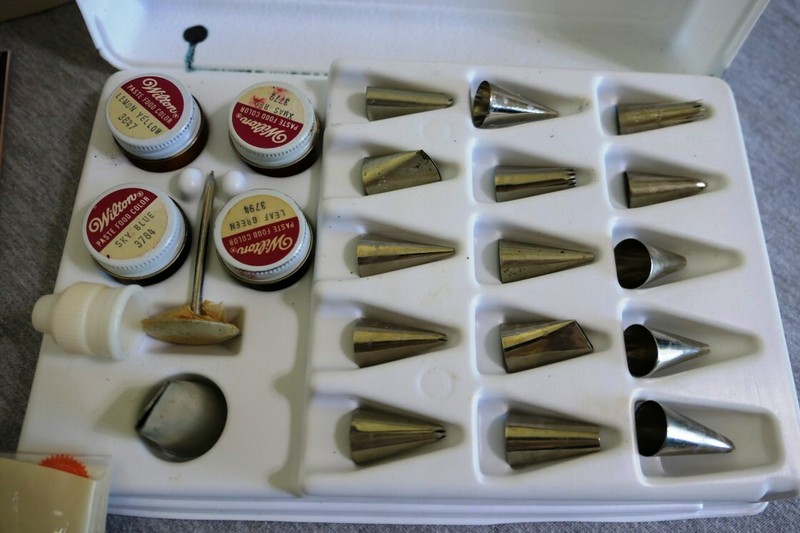 Vintage 1981 Wilton 2104-6063 Deluxe Cake Decoration Set Kit 29 Pieces gallery