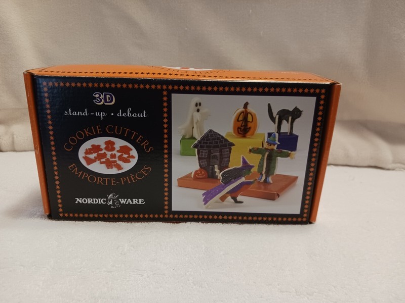 Nordic Ware HALLOWEEN 3D Stand Up COOKIE CUTTERS Haunted House