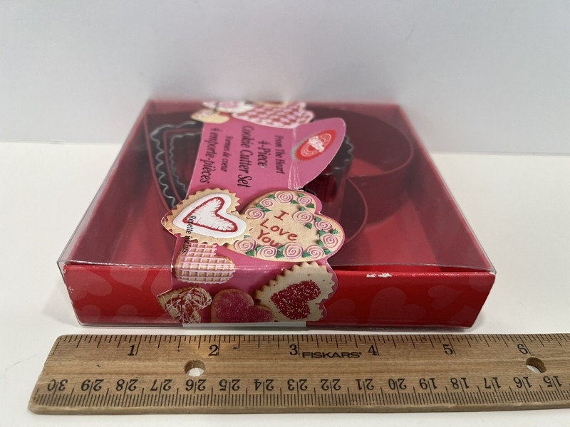 Vintage Wilton Valentine's Heart Metal Cookie Cutter Set 4 Piece Boxed New 1998 gallery