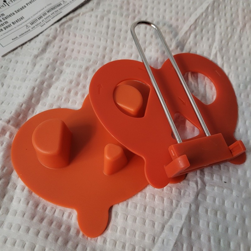 Pampered Chef Pretzel Form 100076 Orange Kitchen Baking Tool Dough Press Mold