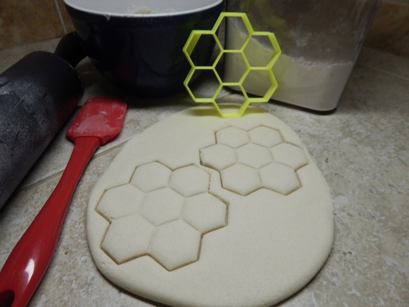 HONEY BEE HIVE HONEYCOMB SET OF 5 COOKIE CUTTERS MADE IN USA PR1984 gallery