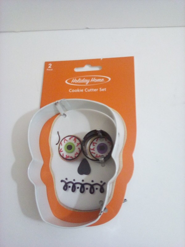 Lot of 4 Halloween (2) Comfort Grip Cookie Cutters + (2) Metal Cookie Cutters gallery