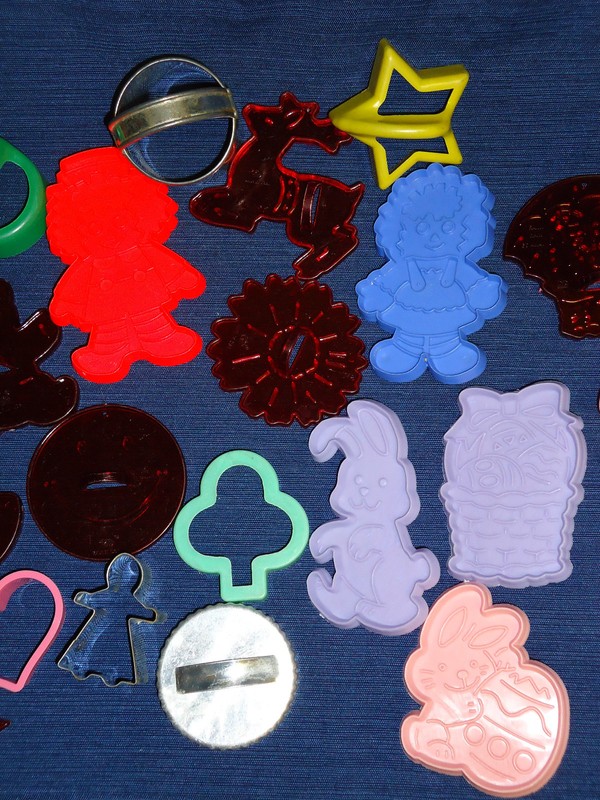 Mixed lot of 28 COOKIE CUTTERS Smiley Face, Scottie Dog, Raggedy Ann & More gallery