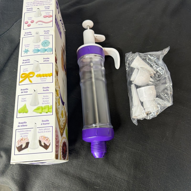 Wilton Dessert Decorator Plus/New In Box 5-Tips, 2-Couplers Cake Icing Tool gallery