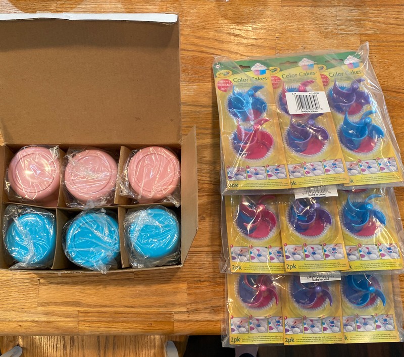 New Crayola 18 Color Cakes And 6 Hardcase Pink And Blue Cupcake Holders Lot New