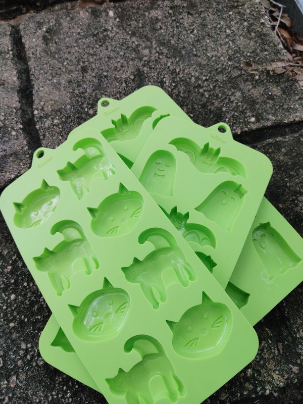 LOT OF 4 SILICONE CANDY CHOCOLATE MOLDS 1 Double 3 Wilson Halloween Themed gallery