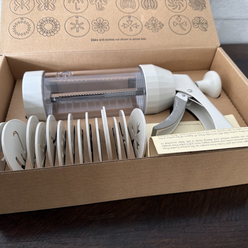 Pampered Chef Cookie Press 1525 16 Disks Designs Spritz Cookies New in Box WHITE gallery