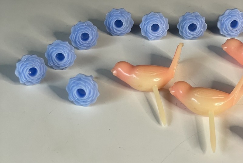 Lot of (20) Vintage Plastic Cupcake Cake Topper Baker's Decorating Birds Flowers gallery
