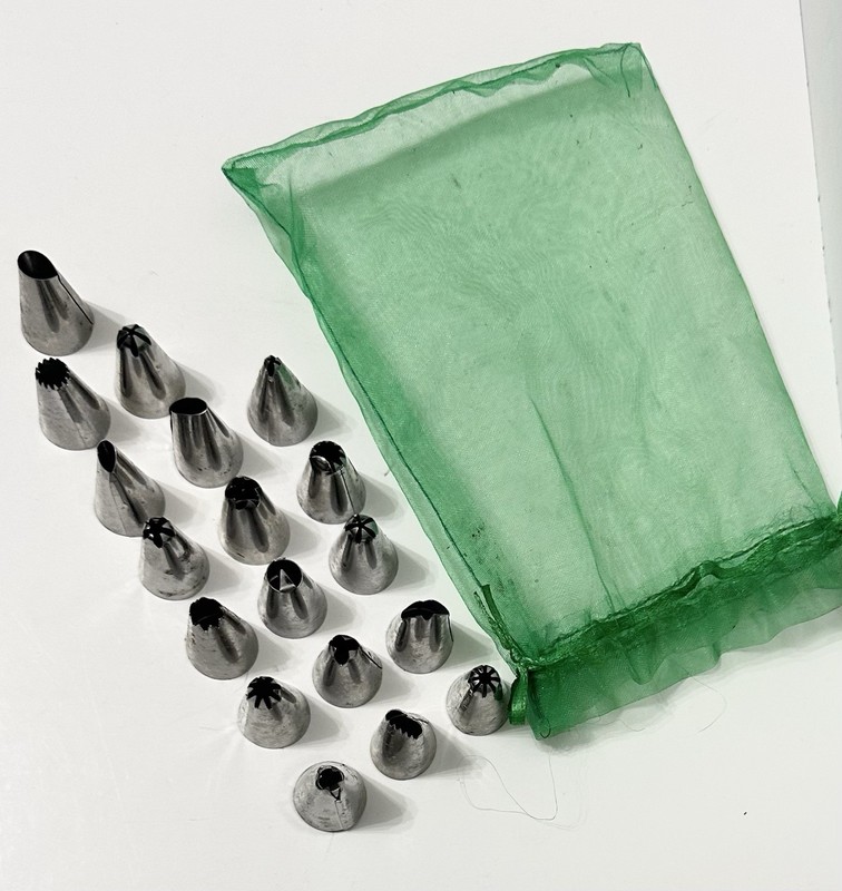 Collection of 18 Stainless Steel Icing Piping Tips (nozzles) & Green Storage Bag gallery